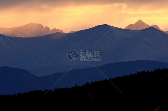 不列不列颠哥伦比亚省北部岩礁剪影丘陵场景阴霾风景水平山峰太阳多云旅行图片