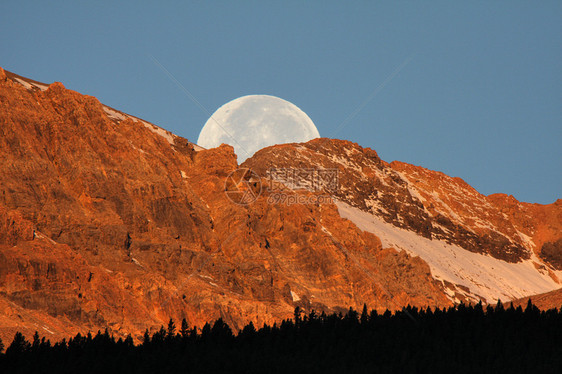 满月在艾伯塔大风景的山后水平山脉旅行图片