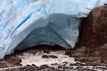 不列颠哥伦比亚大熊冰川国家公园的冰场水流岩石游客水平风景冰川吸引力旅行图片