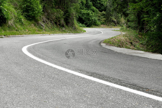 路基础设施丘陵土地农村车道小路旅行森林曲线前锋图片