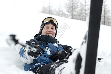 滑雪者假期山脉享受白色娱乐男人青年微笑运动旅行图片