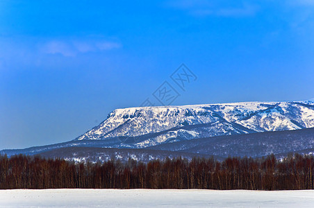 雪中山丘岩石游客假期场景季节地形国家风景天空太阳图片