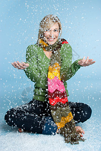 下雪女孩薄片背景女士牛仔裤雪花毛衣围巾女性金发青年图片