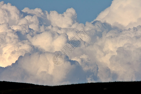 萨斯喀彻温的暴云爬坡天气风暴场景绿色水平植被旅行乡村编队图片