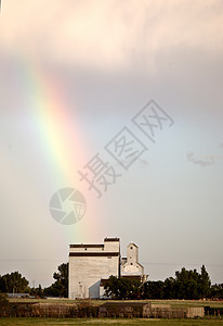 彩虹从本戈夫萨斯喀彻温天气天空灌木丛旅行社区建筑物植被风景编队农业图片