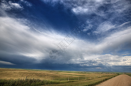 萨斯喀彻温的暴云编队邮政水平风暴场景乡村植被绿色乌云床单图片