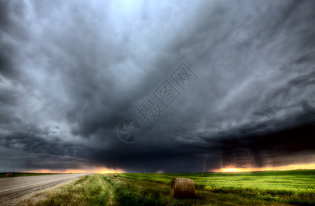 萨斯喀彻温的暴云场景旅行乡村闪电植被乌云床单风暴天气水平图片
