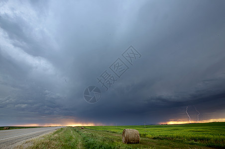 萨斯喀彻温的暴云风景床单干草水平闪电粮食乌云场地绿色天气图片