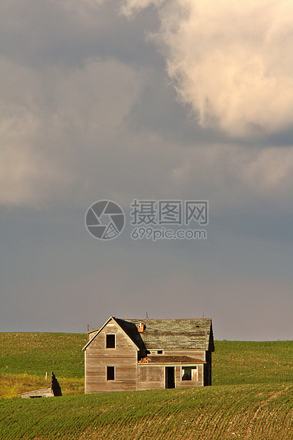 萨斯喀彻温省家乡上空的暴云乡村天空旅行房子天气建筑物粮食风景场地植被图片