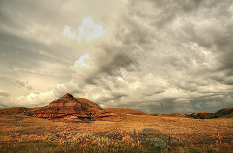 萨斯喀彻温大湿地谷的城堡布丁乡村绿色大草原农村风景山谷丘陵泥泞荒地岩层图片