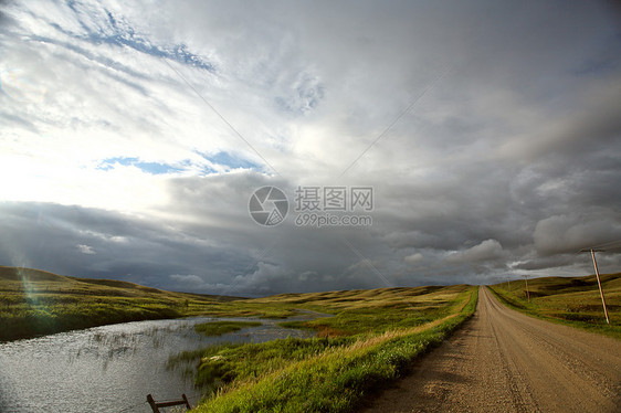 萨斯喀彻温的暴云两极树木暴风云国家风景坑洞天气积雨云层水电图片