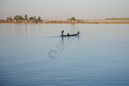 尼日尔的河流船工钓鱼指导航海司机尖顶渔夫天空运输乘客图片