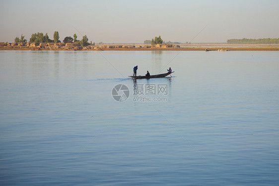 尼日尔的河流船工钓鱼指导航海司机尖顶渔夫天空运输乘客图片