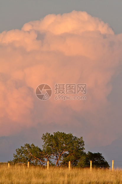 萨斯喀彻温省库穆洛尼姆布云栅栏风暴场景天气风景旅行乡村天空图片