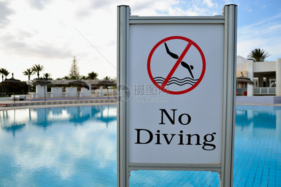不潜水危险红色水池白色运动指示牌游泳警告救生员安全图片