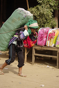 Muong Hum市场Ha Nhi族妇女衣服棕色女孩裤子蓝色珠宝山地衬衫头饰民族图片