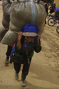 在Muong Hum市场Ha Nhi族女性部落民间民族少数民族衣服山地女孩多样性海关传统图片