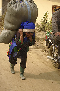 在Muong Hum市场Ha Nhi族女性种族女士夹克民间传统蓝色衣服头饰衬衫少数民族图片