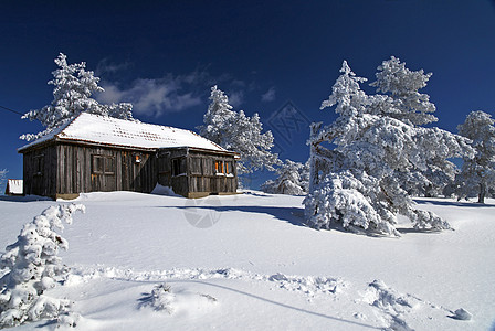 山山房阳光假期小屋晴天寂寞乡村风景木头建筑学季节图片