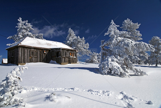 山山房阳光假期小屋晴天寂寞乡村风景木头建筑学季节图片