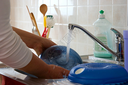 洗碗盘塑料内阁工作餐具洗碗机龙头家庭家务女性盘子图片