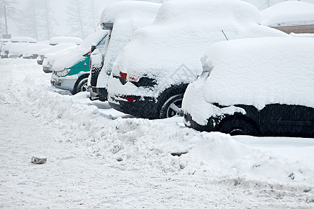 冬季停车旅行积雪陷阱汽车季节森林障碍公园停车场假期图片