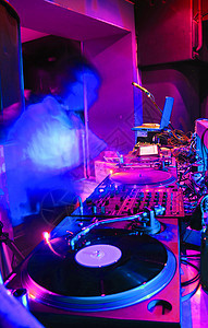 DJ的准备就绪俱乐部播音员享受舞蹈设备夜生活派对狂欢塑料电灯图片