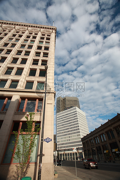 温尼伯市下城的旧楼和新楼弱光蓝色城市天空玻璃汽车阴影旅行风景建筑学图片
