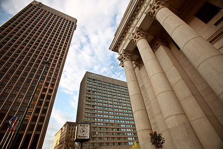 在温尼伯的蒙特利尔旧银行大楼旗帜玻璃天空弱光城市两极蓝色建筑学风景建筑图片