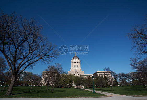 温尼伯马尼托巴议会大楼拱门蓝色树木风景天空墙壁石头建筑学公园图片