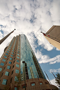 温尼伯市下城新旧建筑风景旗帜玻璃城市蓝色旗杆树木天空建筑学旅行图片