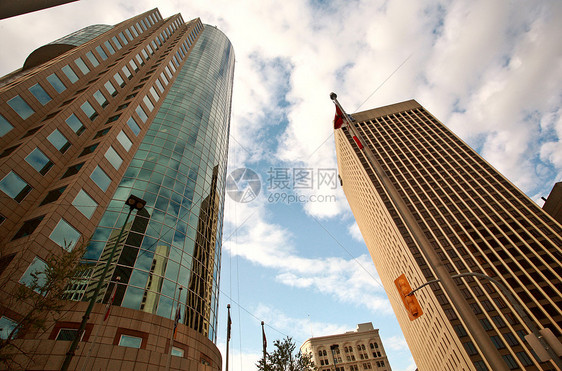 温尼伯市下城新旧建筑水平建筑学玻璃旗杆树木天空旅行城市风景路灯图片