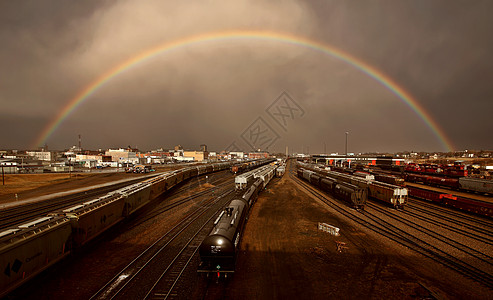 Moose Jaw 萨斯喀彻温的彩虹风暴水平建筑物天气火车城市旅行曲目轨道风景图片