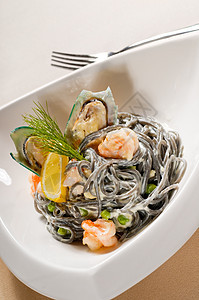 海鲜黑意大利面饮食盘子牡蛎午餐海鲜香料蔬菜贝类草药面条图片