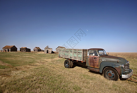 旧农场的古董雪佛龙农车机械丢弃乡村风景艺术垃圾美术大草原卡车水平图片