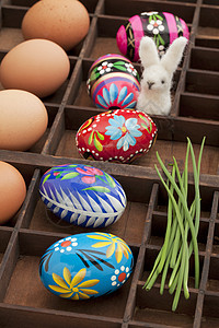 油漆的复活节鸡蛋绿色香葱兔子暗箱抽屉羊毛图片