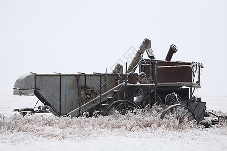 冬季废弃的古董打猎机汽车帽子旅行靴子农村场景大草原风景国家机械图片