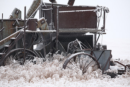 冬季废弃的古董打猎机旅行汽车车轮机械垃圾场景大草原牛仔国家靴子图片