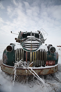 冬季废弃的旧农用卡车帽子牛仔场地车轮古董风景丢弃照片国家农村图片