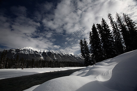 冬季的开放水场景水平白色荒野水域树木丘陵旅行山脉风景图片