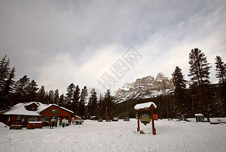 冬季落基山脉旅行多云阴霾场景白色水平丘陵风景店铺车库图片