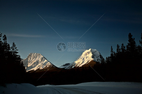 冬季落基山脉丘陵风景太阳荒野阴影水平旅行树木场景白色图片