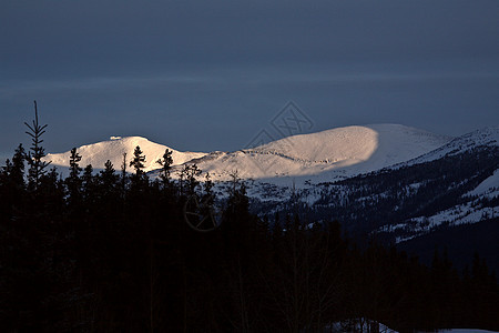 冬季落基山脉阴影荒野旅行太阳水平树木场景白色风景丘陵图片