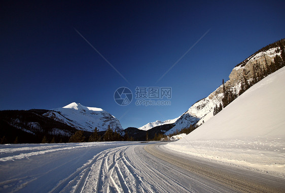 冬季落基山脉阳光照射白色旅行阴影水平风景荒野树木场景图片