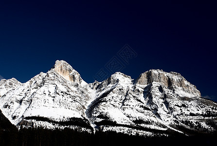 冬季落基山脉白色阳光照射风景旅行场景荒野水平树木图片