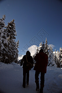 享受冬季散步的情侣图片