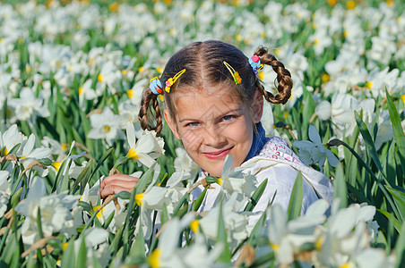 女孩和小水仙喜悦金发女郎植物群微笑叶子国家水仙金发眼睛谎言图片