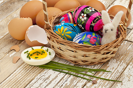 春季复活节鸡蛋概念羊毛装修篮子兔子香葱白色木头图片