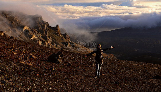 哈莱亚卡拉火山口的那个女孩岩石女孩们首脑山脉假期公园火山阳光薄雾石头图片