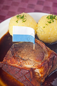 传统巴伐利亚烤猪肉 配有啤酒酱和子烹饪餐厅土豆食物蔬菜午餐旗帜盘子营养啤酒图片